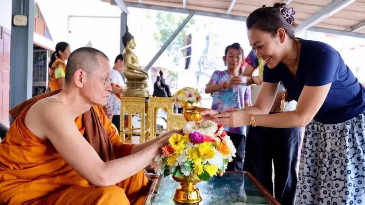 Sosok Biksu Thailand bersama jemaat wanita yang viral di medsos. (IST)