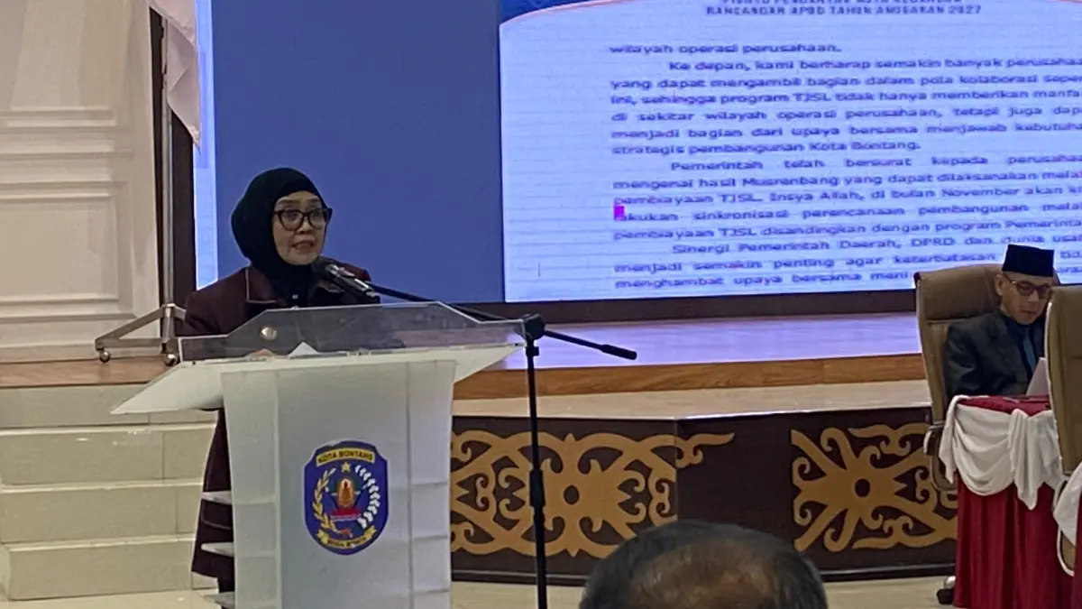 BACAKAN: Wali Kota Bontang Neni Moerniaeni menyampaikan nota keuangan atas Raperda APBD 2027 melalui sidang paripurna. ADIEL KUNDHARA/KP