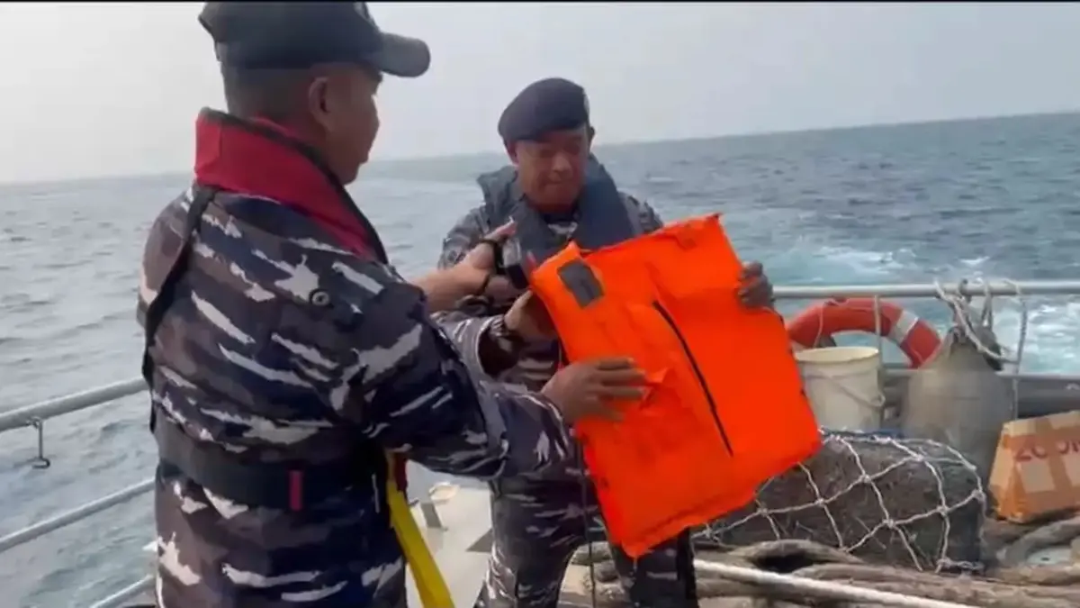 BUKAN MILIK JURNALIS: Pelampung yang ditemukan tim SAR gabungan milik Kapal Arupadhatu 1 atau milik lima jurnalis dan tiga awak kapal yang hilang kontak.(IST)