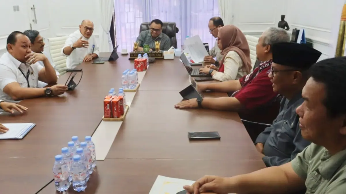 CARI SOLUSI: Pertemuan Bupati Kukar Aulia Rahman Basri dengan pejabat BBPJN Kaltim. (IST)