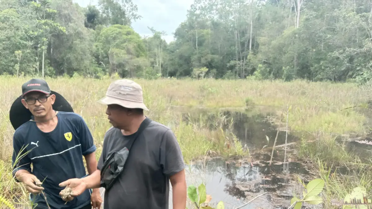 CEK DUGAAN LIMBAH: Dua tokoh warga Lawe-Lawe, Kecamatan Penajam, PPU, saat cek dugaan limbah milik perusahaan migas di daerah tersebut.(IST)