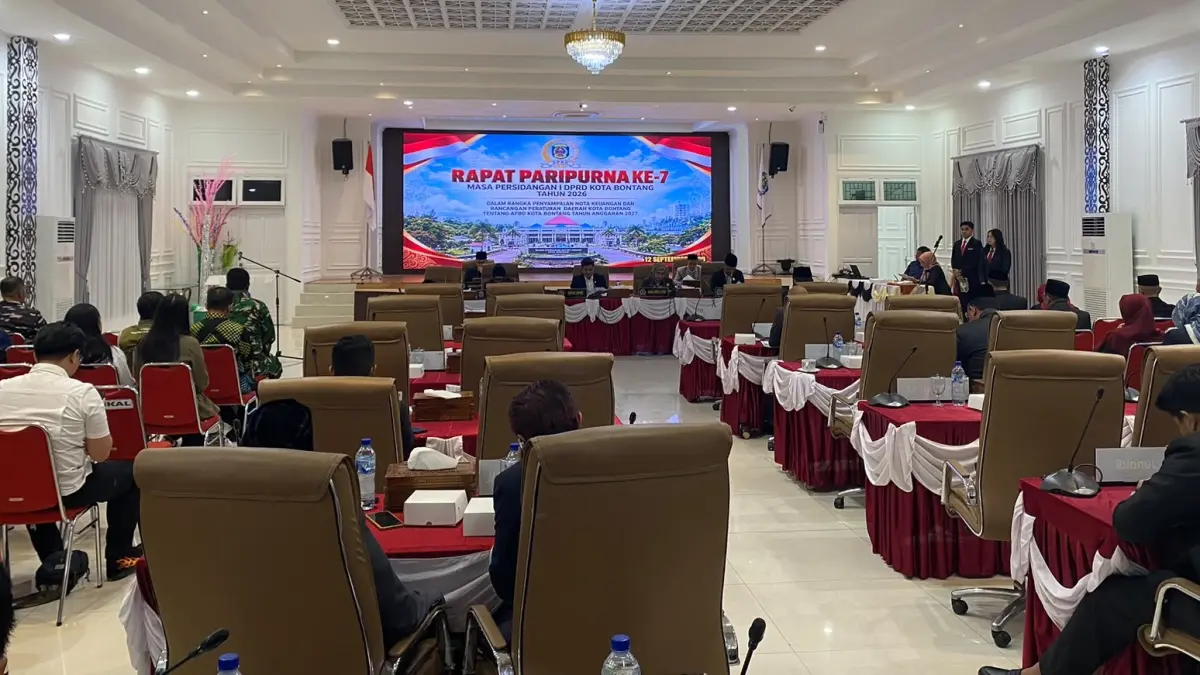 DENGARKAN: DPRD Bontang menyimak nota keuangan terhadap Raperda APBD 2027 dalam sidang paripurna. ADIEL KUNDHARA/KP