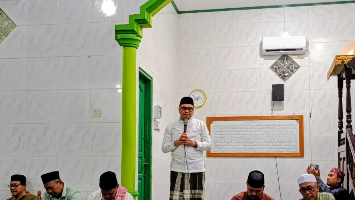 KONTRIBUSI: Bupati Kukar Aulia Rahman Basri saat Safari Subuh ke-328 di Masjid Baiturrahman, Loa Lepu. (IST)