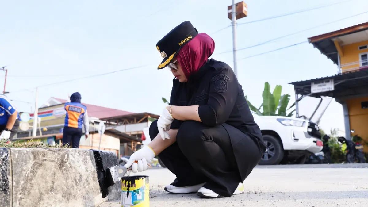 Neni Moerniaeni memimpin pengecatan median jalan di Jalan Soekarno Hatta, Jumat (11/9).