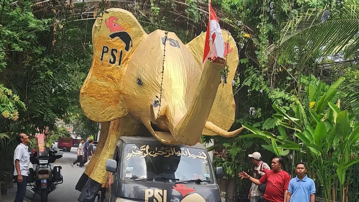 Patung gajah buatan warga Kongbeng, Kutai Timur diberikan kepada Joko Widodo di Solo, Jumat (11/9). (IST)