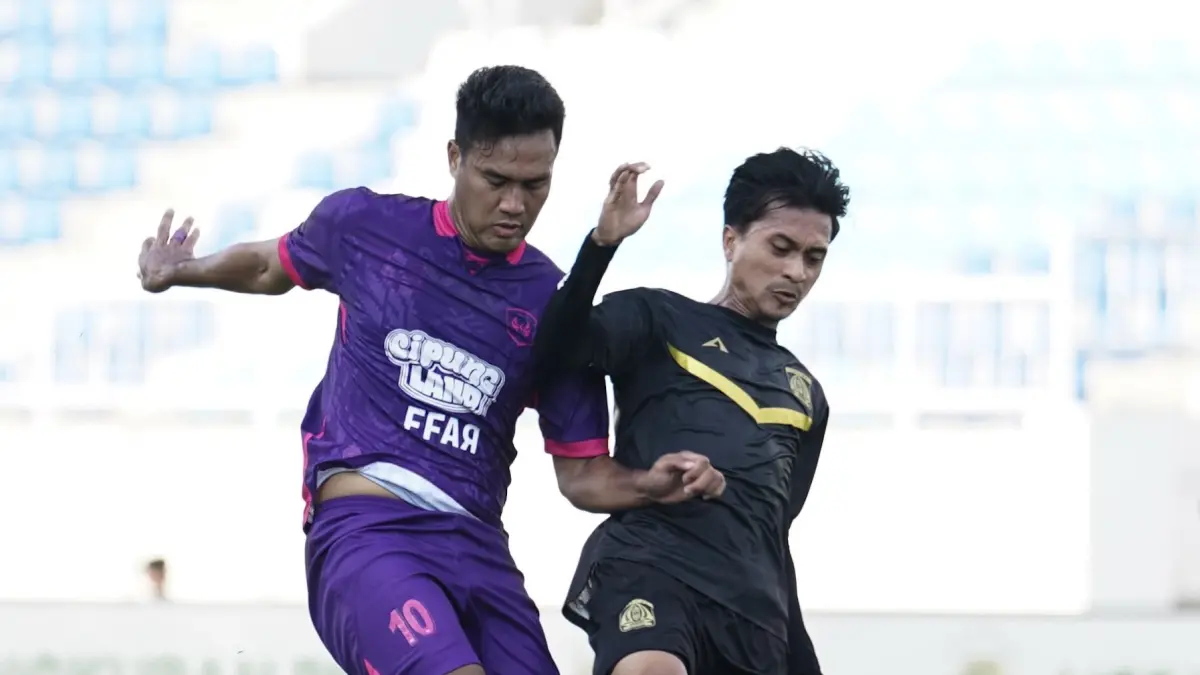 Persiba Balikpapan (hitam) harus takluk 3-2 dari RANS United di laga pembuka Liga 2 Championship 2026 2027. (Foto: Persiba)