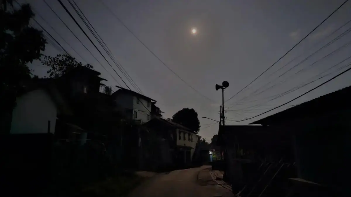 Suasana permukiman yang gelap karena listrik padam.