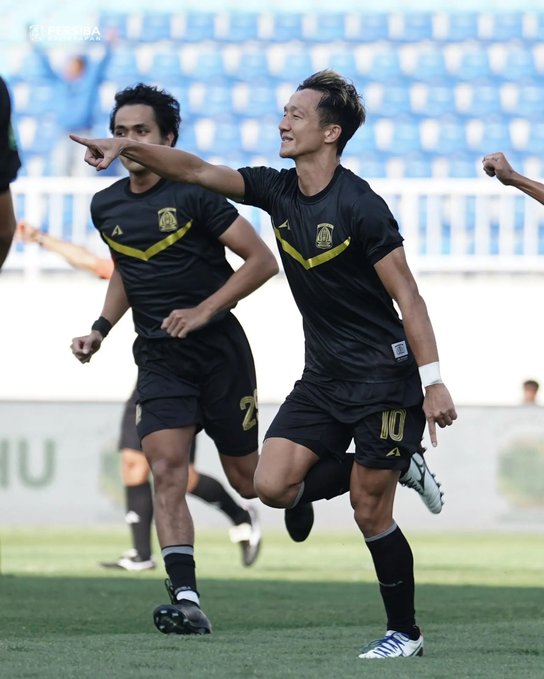 Takumu Nishihara saat membuka keunggulan Persiba.