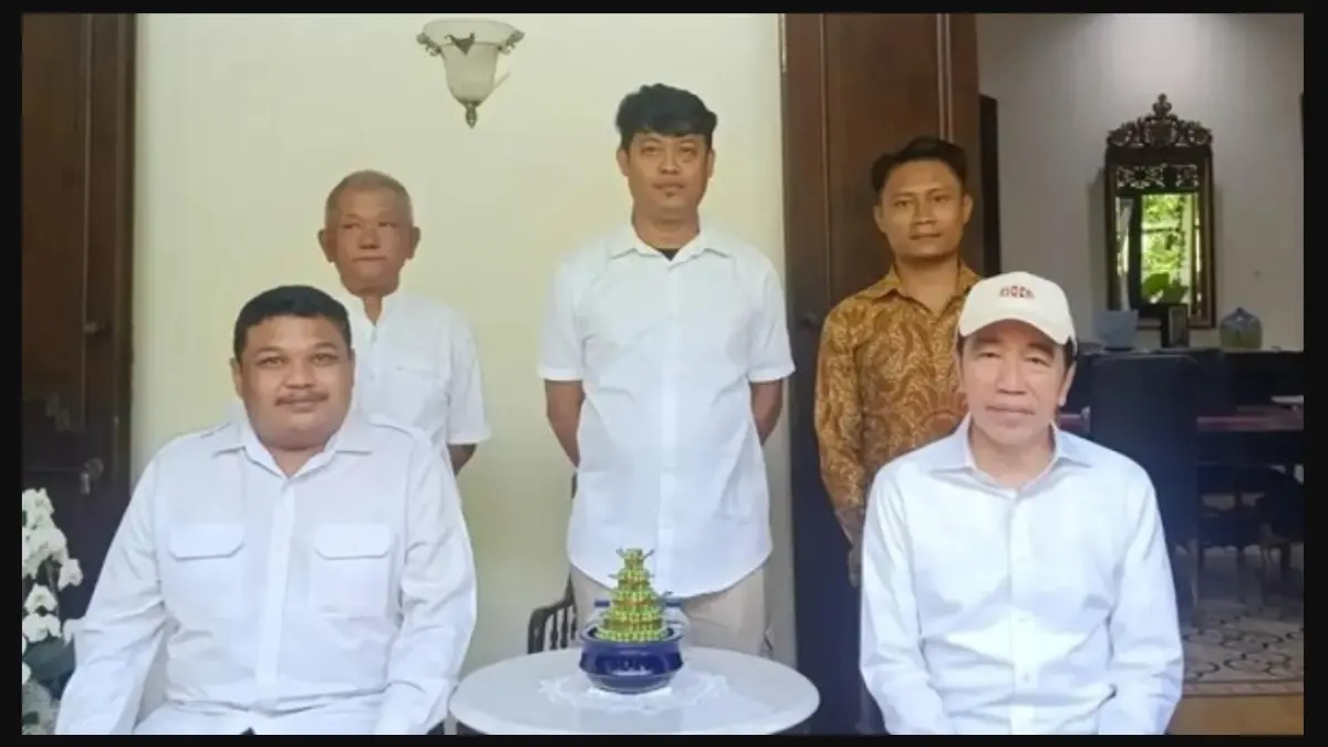 Achmad Hidayat (kiri), kader PDIP Surabaya yang dipecat setelah menemui Jokowi. (FOTO: IST)