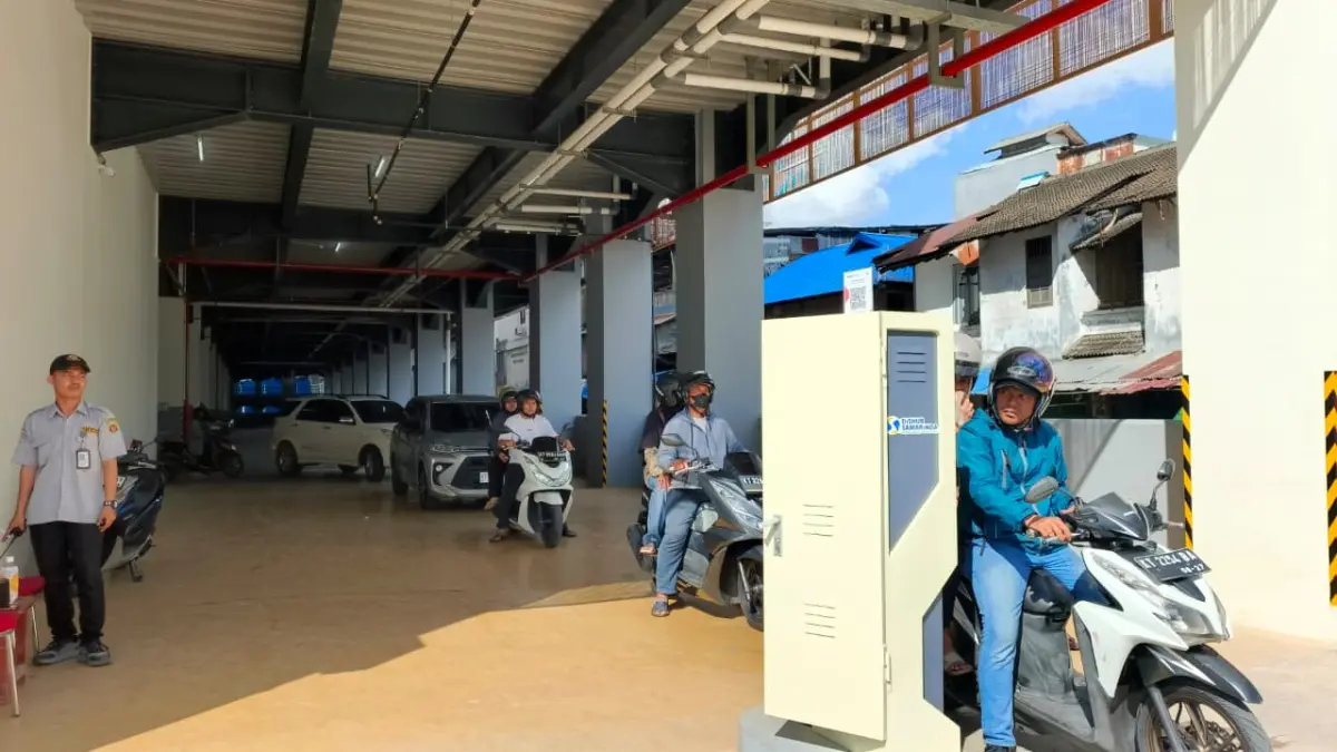DIKELUHKAN: Tarif parkir progresif di kawasan Pasar Pagi Samarinda dikeluhkan pedagang karena dinilai terlalu membebani.