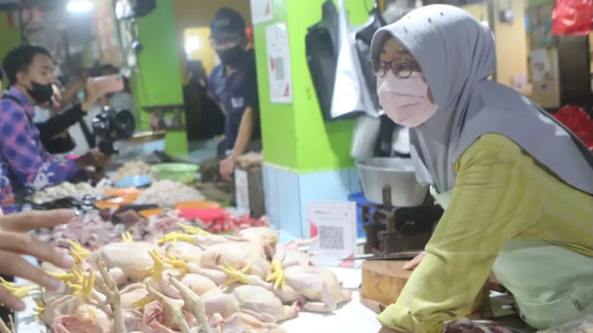 FAKTOR: Harga ayam fluktuatif dan cenderung naik selama MBG. Terbukti saat momen libur sekolah, harganya alami koreksi.