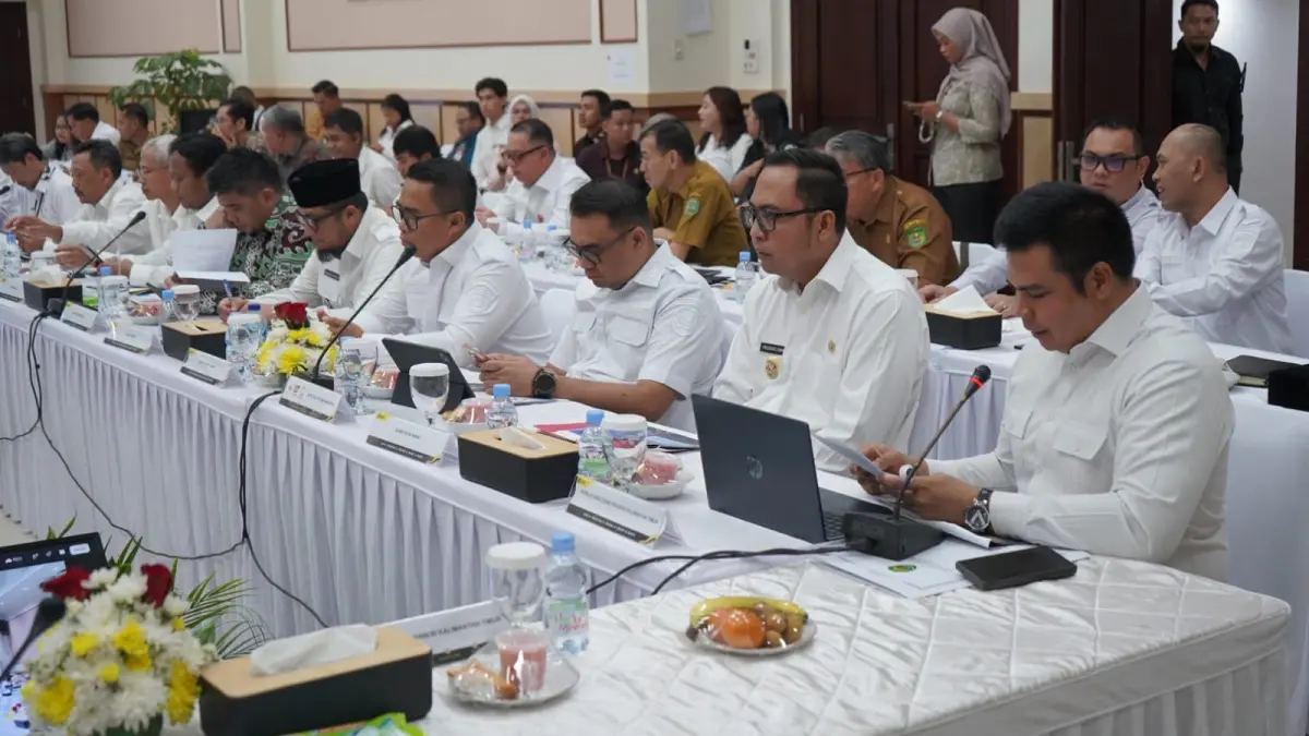 Frederick Edwin (dua kanan) saat mengikuti pertemuan di Direktorat Jenderal Ketenagalistrikan Kementerian ESDM.