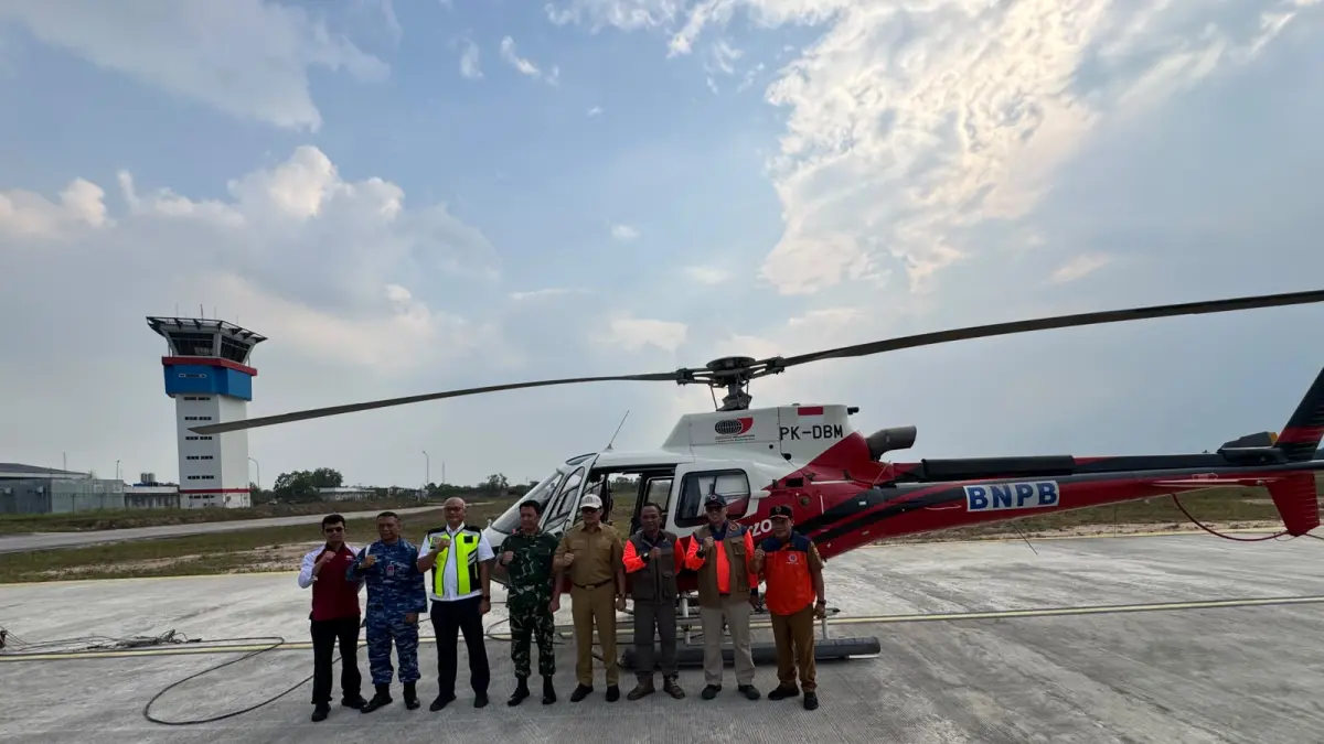 GERAK CEPAT: Andi Harun (keempat kanan) membelakangi helikopter waterbombing dari pemerintah pusat untuk pemadaman karhutla.
