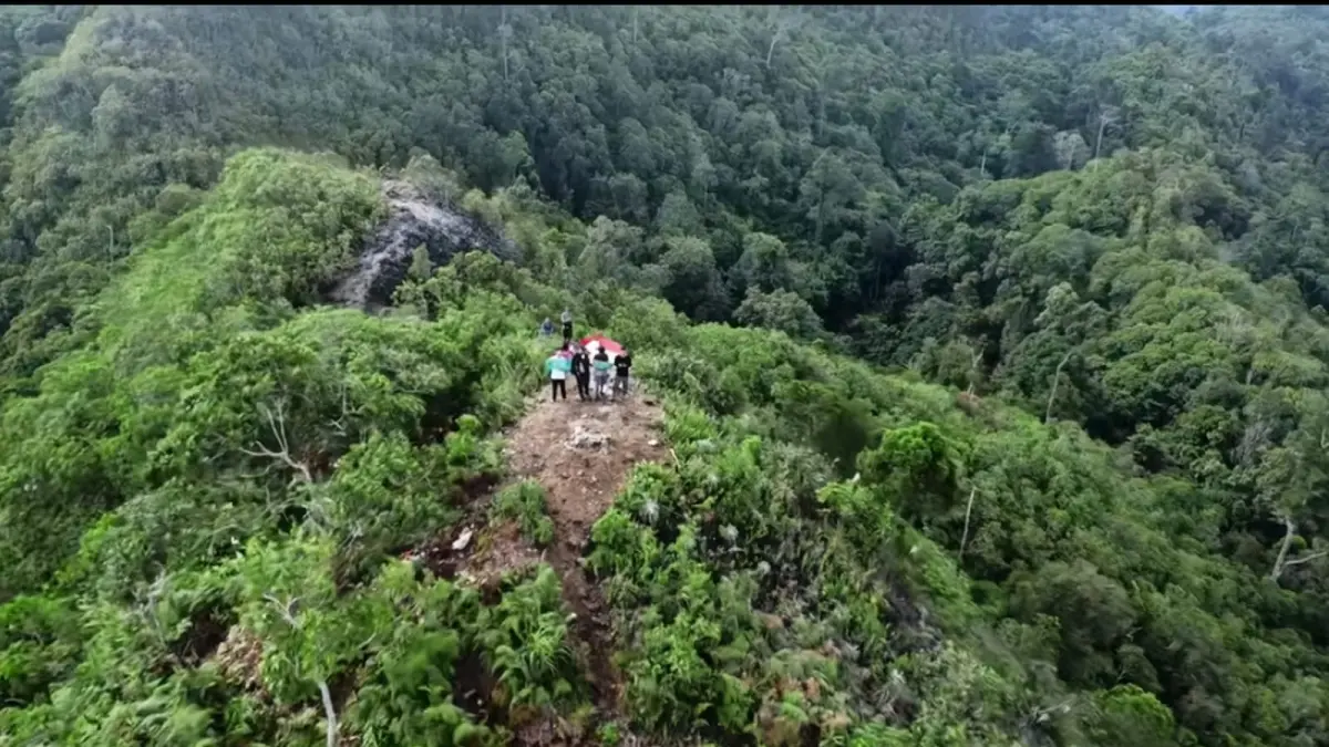 INDAH: Puncak karst Batu Putih di Kecamatan Kaliorang, Kutai Timur. IST/KP