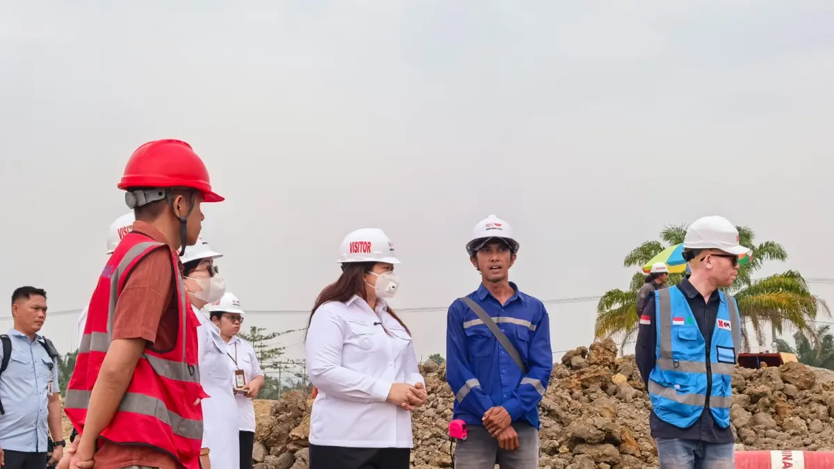 MONEV: Bupati Angela Idang Belawan saat monitor dan evaluasi pembangunan RS Kelas C GSM di Ujoh Bilang.