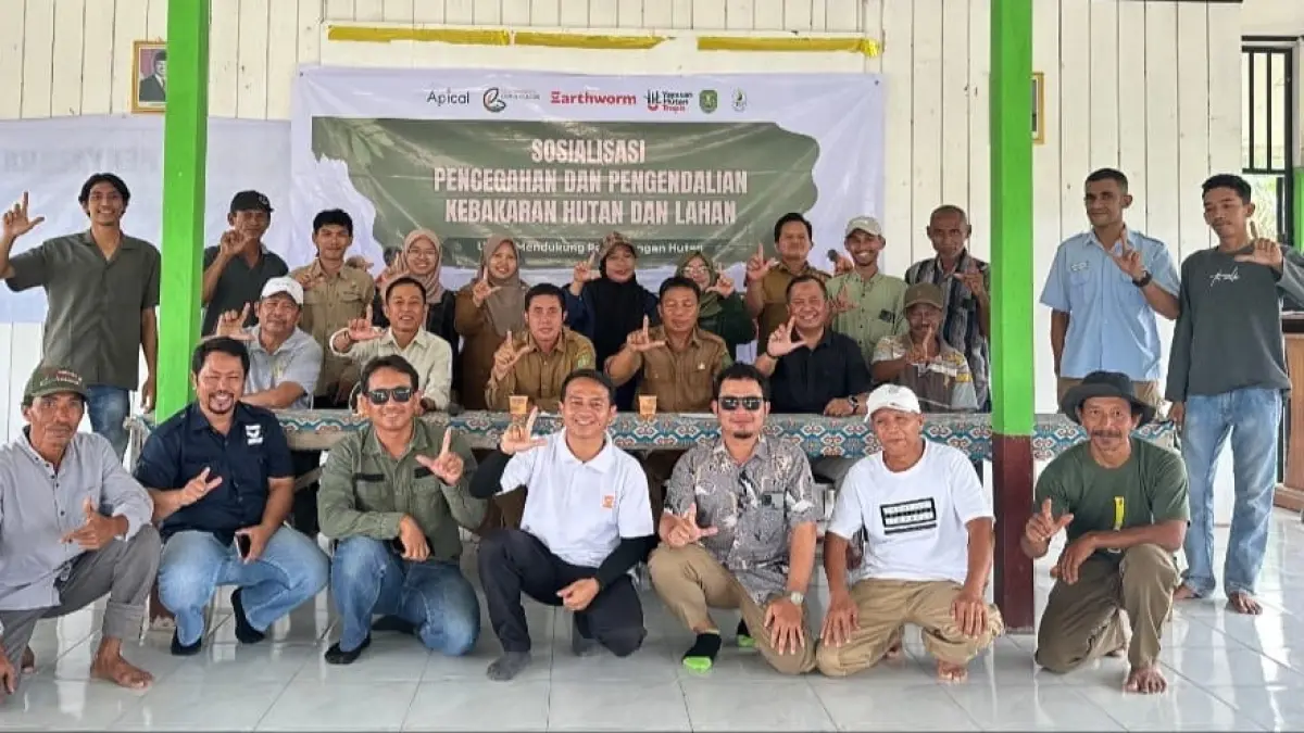 Para peserta Sosialisasi Pencegahan dan Penanganan Karhutla yang digelar di Balai Desa Tepian Makmur, Senin (14/9).