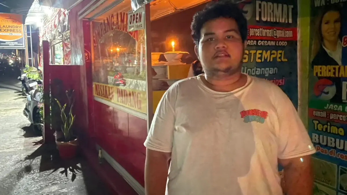 Pemilik warung makan di kawasan Jalan Ruhui Rahayu, Balikpapan. (FOTO M TAUFIK/KP)