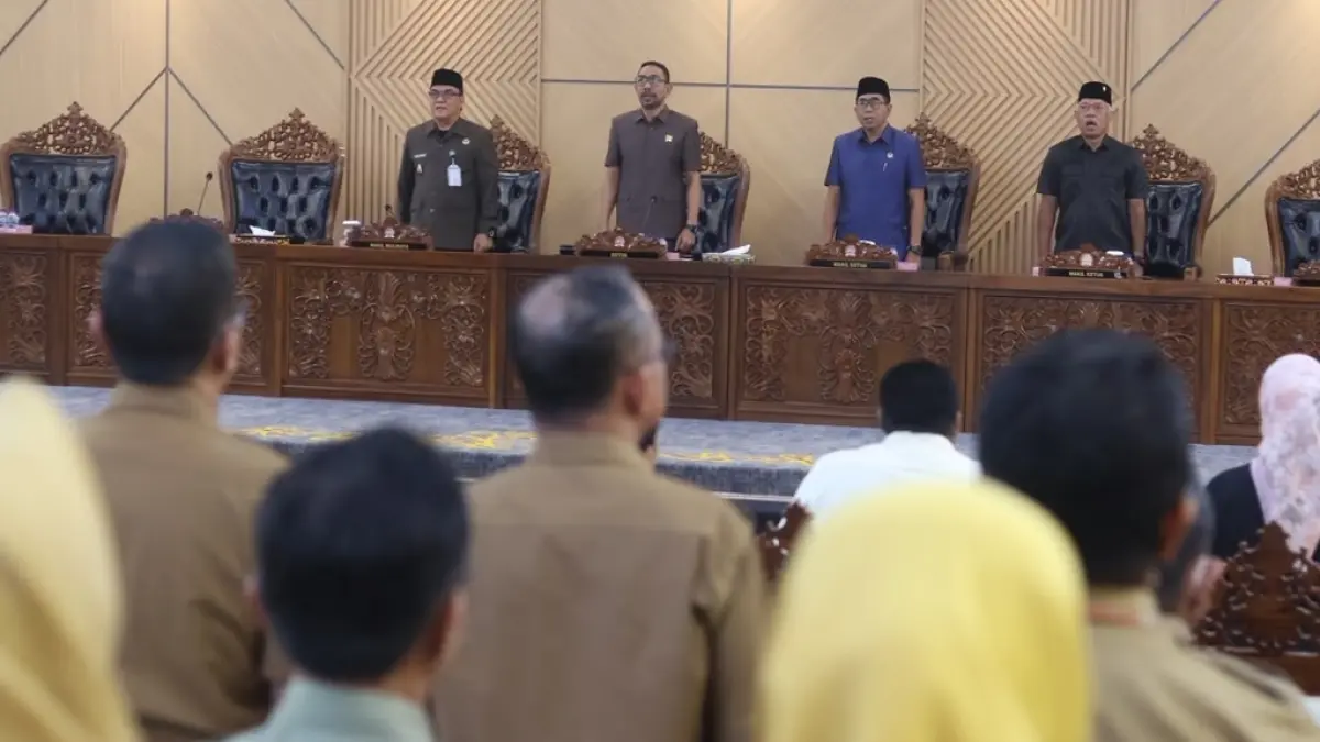 PENJELASAN: Suasana rapat paripurna DPRD Balikpapan saat mendengarkan penjelasan terkait revisi Perda Penanggulangan Bencana dan Trantibum Linmas di Balikpapan, Senin (14/9/2026). (ANGGI PRADITHA/KP)