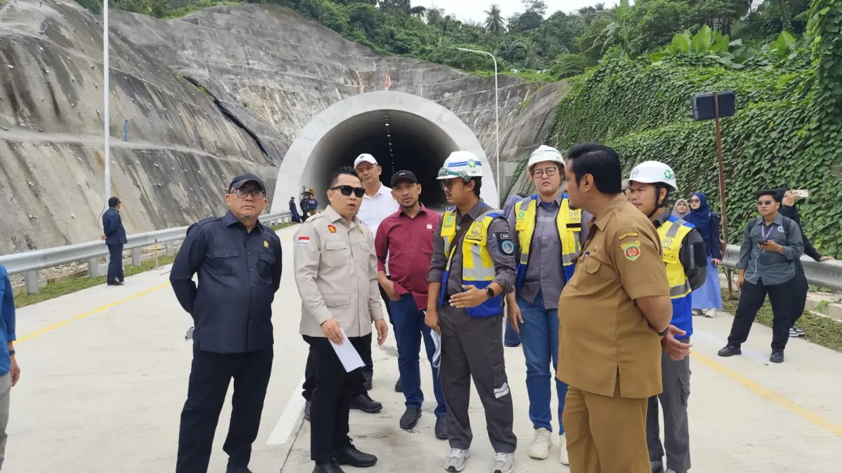 PERIKSA: Deni Hakim Anwar (kedua kiri) ketika memantau progres Terowongan Samarinda beberapa waktu lalu.