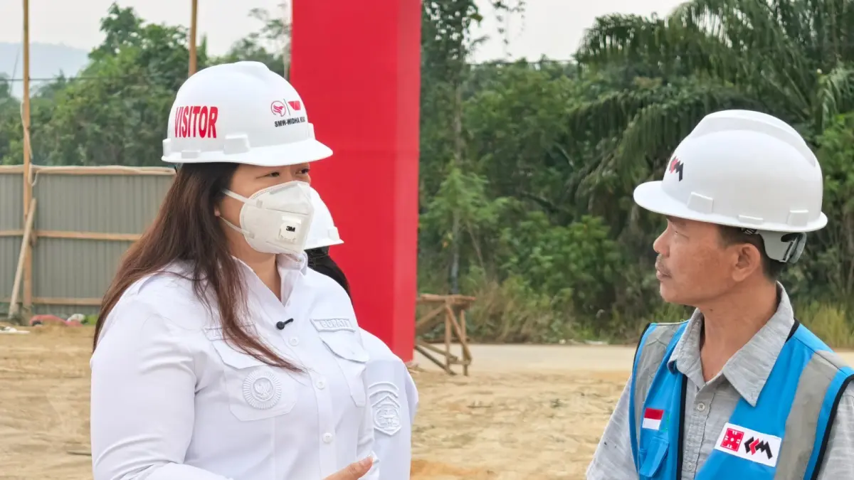 TEKANKAN KUALITAS: Bupati Mahulu Angela Idang Belawan (kiri) saat menanyakan progres pembanguan RS Kelas C GSM Ujoh Bilang, Rabu (9/9). (IST)