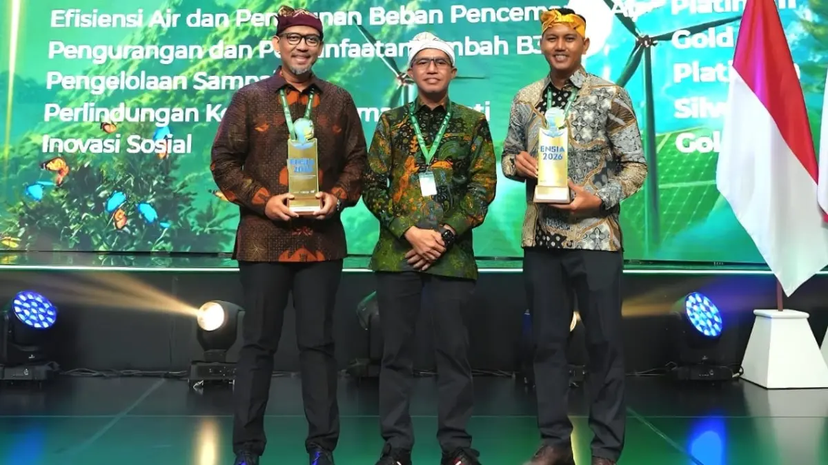 Wicaksono W Santoso (kiri) mewakili perusahaan menerima penghargaan ENSIA 2026 di Westin Resort Nusa Dua, Bali.