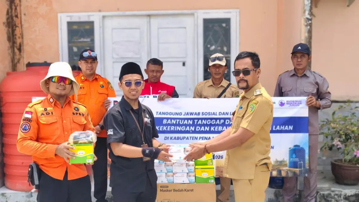 PEDULI KEMARAU: Bantuan berupa 4.000 liter air minum, 2.050 masker bedah karet, 4 masker vilter,&nbsp; 3 tandon 1.200 liter berserta peralatan pendukung, dan obat obatan diserahkan PPN Refinery Balikpapan ke Kantor Desa Gunung Intan dan Desa Sebakung Jaya, Babulu, Kabupaten PPU.