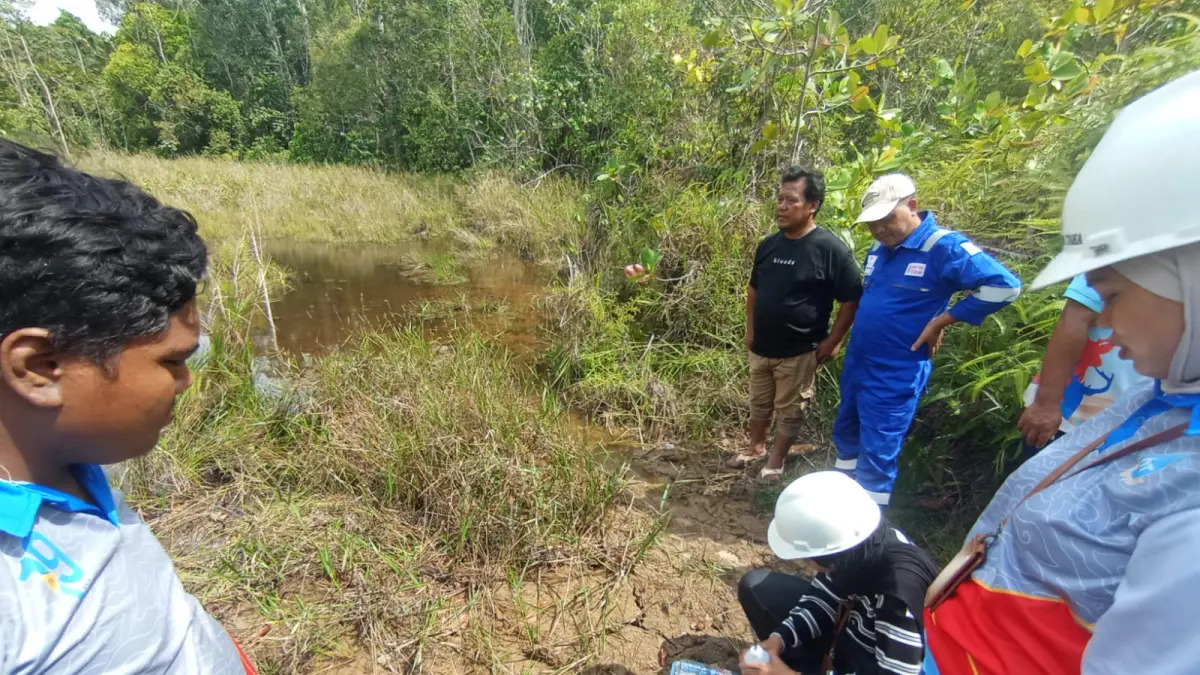 CEK LIMBAH: Manajemen Perumda AMDT PPU dan PT BTW saat mengecek dugaan limbah B3 yang dikhawatirkan mencemari pasokan air bersih. Dugaan limbah ini telah dilaporkan warga ke Kementerian Lingkungan Hidup.(IST)