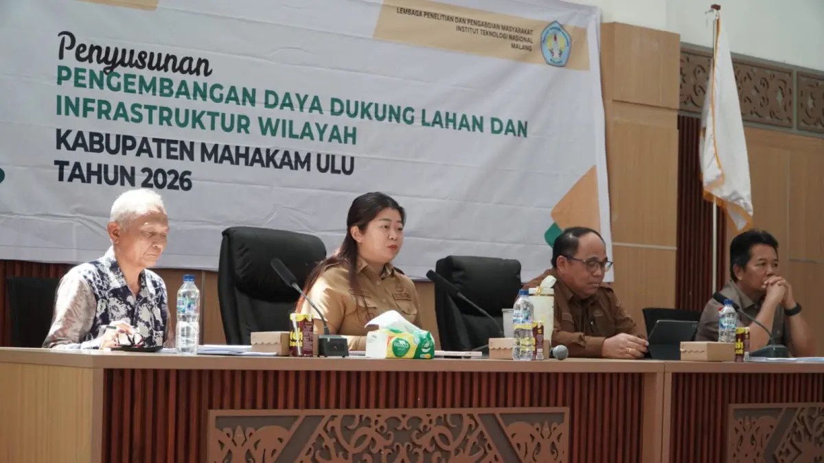 JANGAN SEMBARANGAN: Bupati Mahulu Angela Idang Belawan (kedua kiri) meminta seluruh OPD agar tak asal-asalan dalam melaksanakan pembangunan.