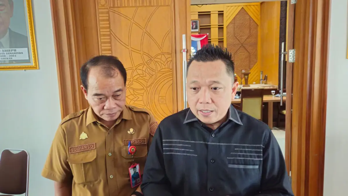 Ketua Komisi III DPRD Kota Samarinda Deni Hakim Anwar didampingi Kepala Pelaksana BPBD Kota Samarinda Suwarso. (HAFIZ/KP)