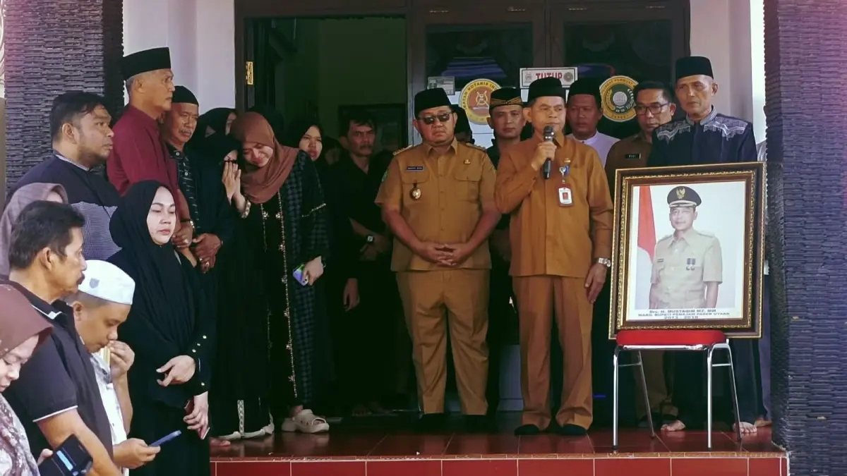 MELAYAT: Bupati PPU Mudyat Noor didampingi Tohar melayat langsung ke rumah duka Mantan Wabup PPU dua periode H Mustaqim MZ di Desa Girimukti, Selasa (15/9).