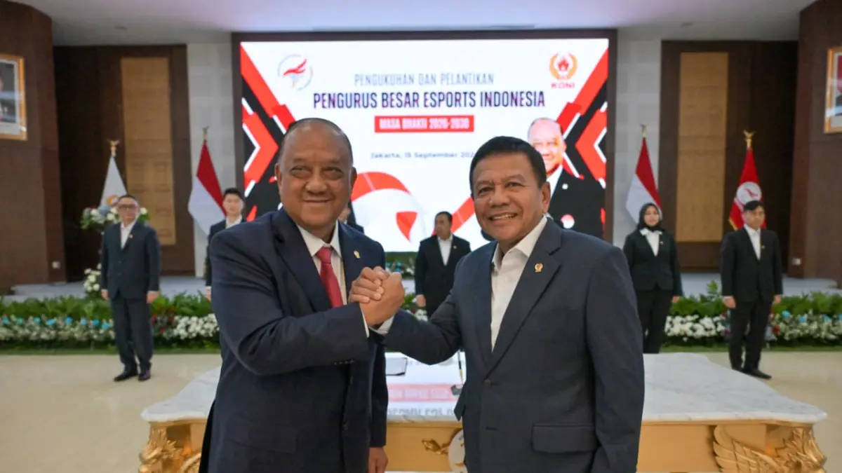 Muhammad Herindra (kanan) usai dilantik sebagai Ketua Umum PB ESI masa bakti 2026–2030 oleh Ketua Umum KONI Marciano Norman. (Foto: Istimewa)