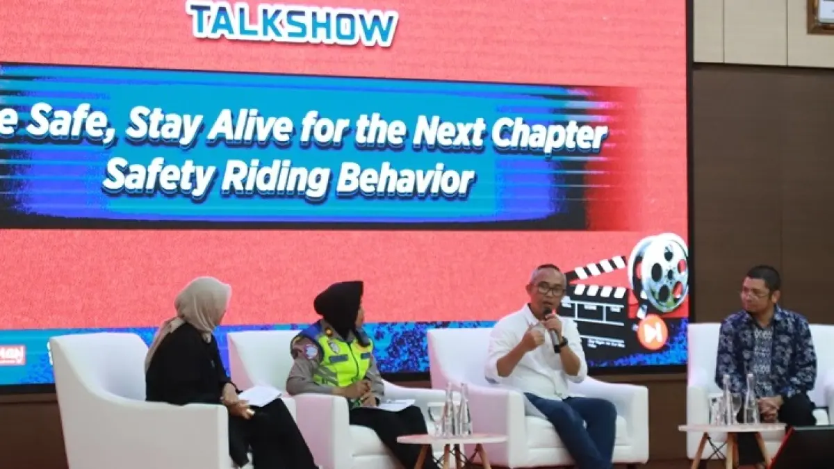 Para narasumber talk show SMC 2026 sedang membahas pentingnya keselamatan berkendara di hadapan para mahasiswa di Universitas Negeri Jakarta (9/9/2026)