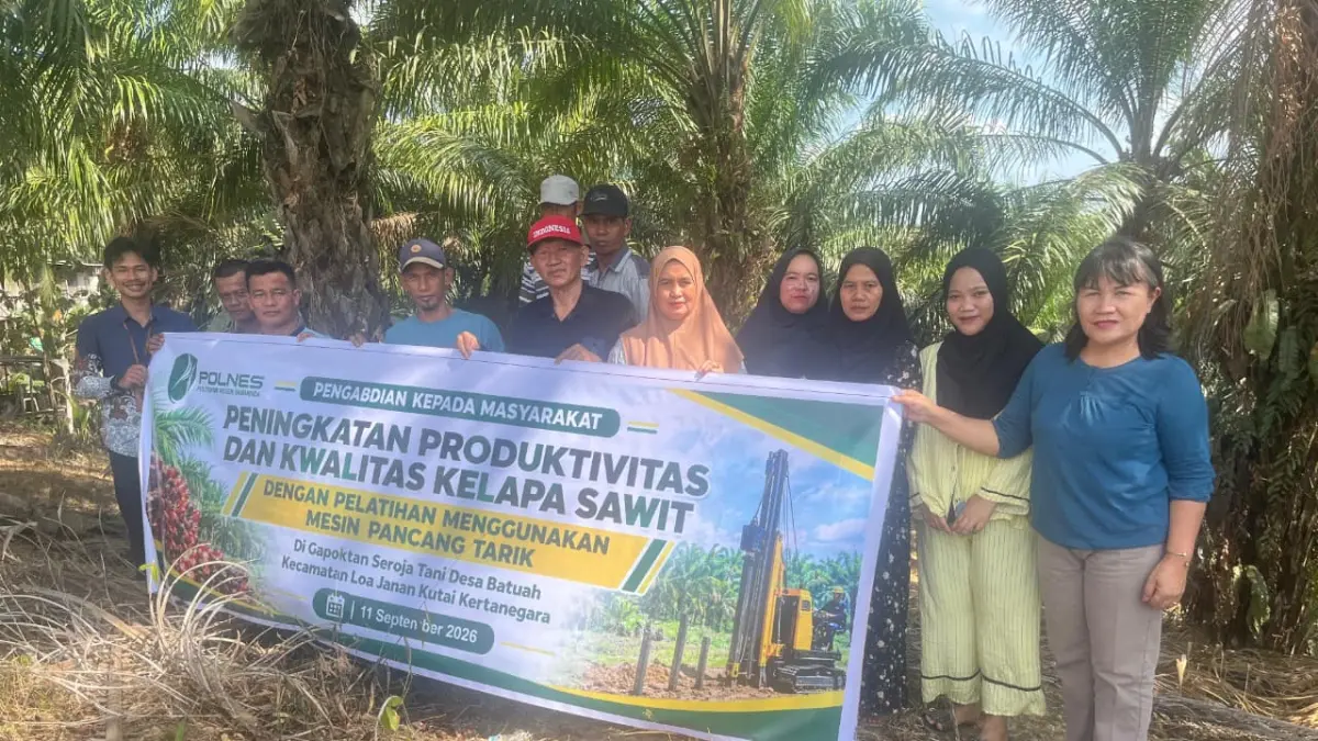PENGABDIAN: Prof Dr Ir Rospitah Sihombing (paling kanan) foto bersama usai melaksanakan pengabdian kepada masyarakat di Gapoktan Seroja Tani, Desa Batuah.
