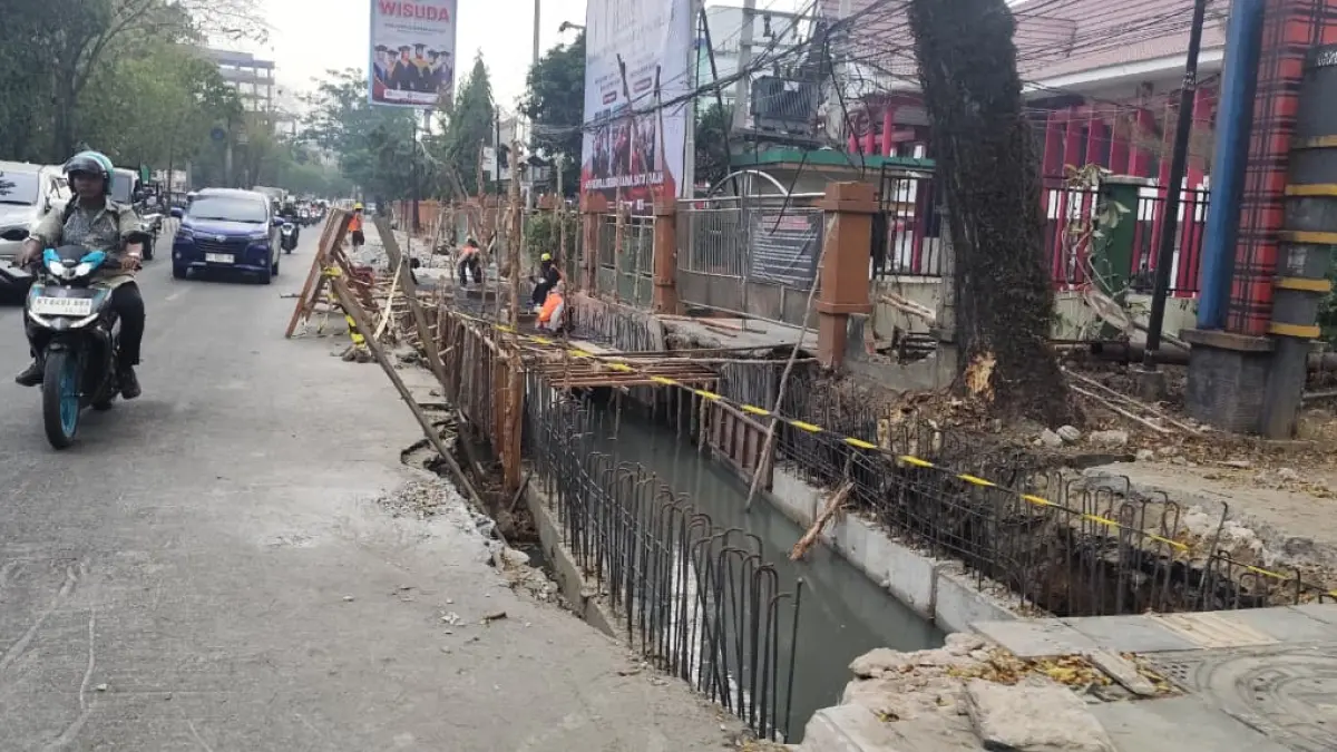 PENINGKATAN: Beberapa tukang terlihat mengerjakan konstruksi drainase Jalan Ir H Juanda Kecamatan Samarinda Ulu, Selasa (15/9). (DENNY SAPUTRA/KP)
