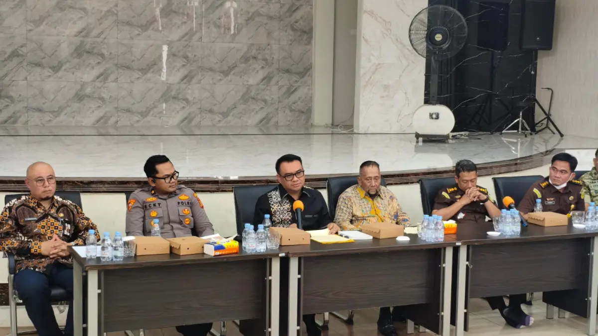 PERSIAPAN ERAU: Bupati Kukar Aulia Rahman Basri saat memimpin Rapat Final Pelaksanaan Erau Adat Kutai 2026 di Eks Gedung Wanita, Tenggarong. (IST)
