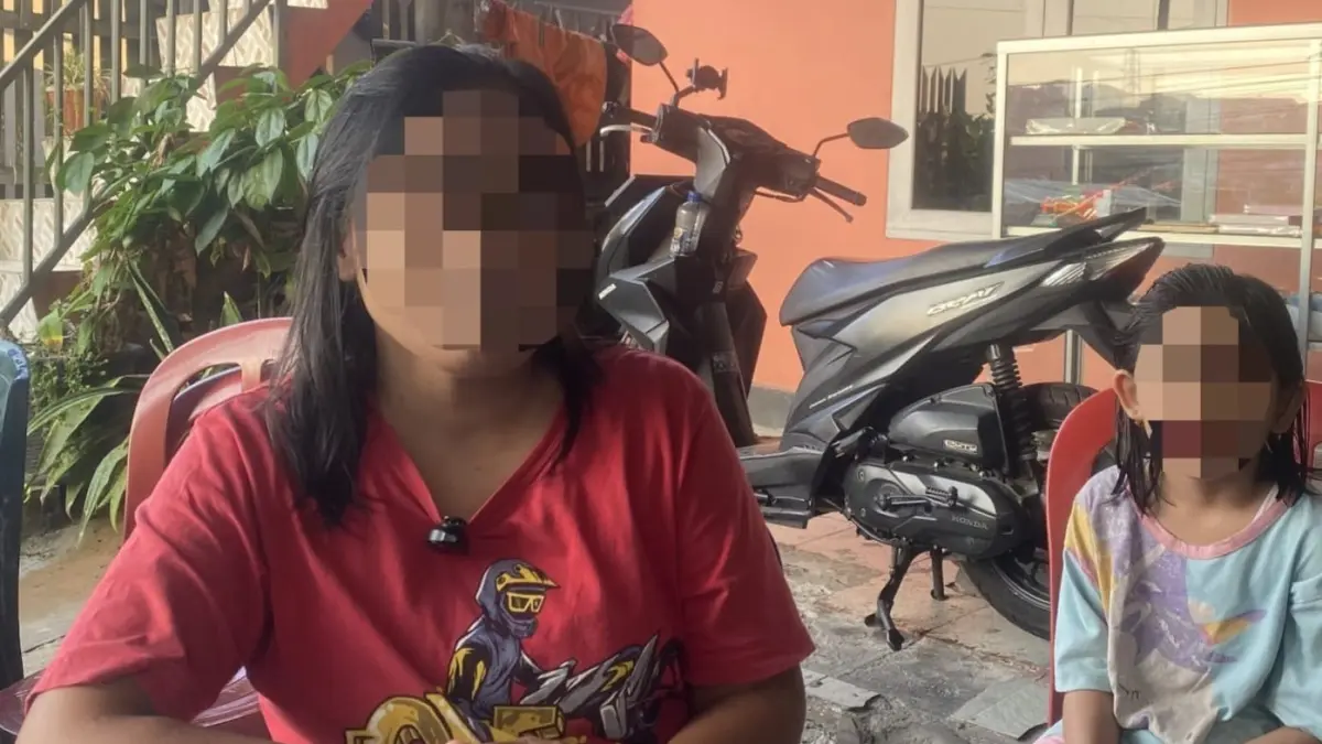 Pihak keluarga korban memberikan keterangan di kediamannya. (FOTO M TAUFIK/KP)