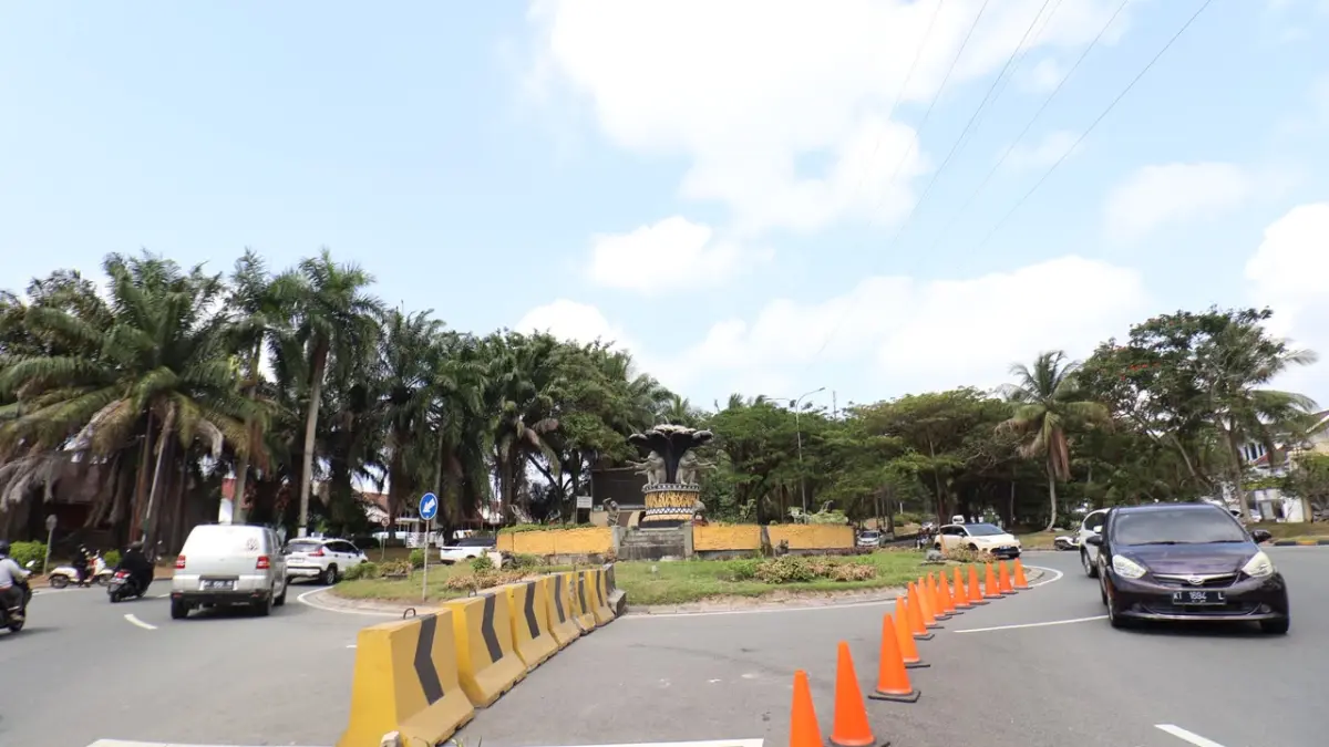TUTUP PERMANEN: Suasana lalu lintas di sekitar Bundaran Monyet Balikpapan Baru. Dishub Kota Balikpapan bersama Forum Lalu Lintas sepakat memperhitungkan opsi penutupan permanen akibat tingginya tingkat pelanggaran pengendara dan terbatasnya personel pengawas. (FOTO: ANGGI PRADITHA/KP)