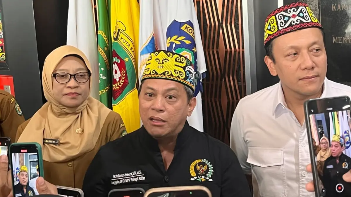 SOROTI IRONI LUMBUNG ENERGI: Anggota DPD RI Yulianus Henock Sumual memberikan keterangan kepada wartawan usai menghadiri Rapat Koordinasi Penanganan Karhutla di Samarinda, Senin (14/9/2026).