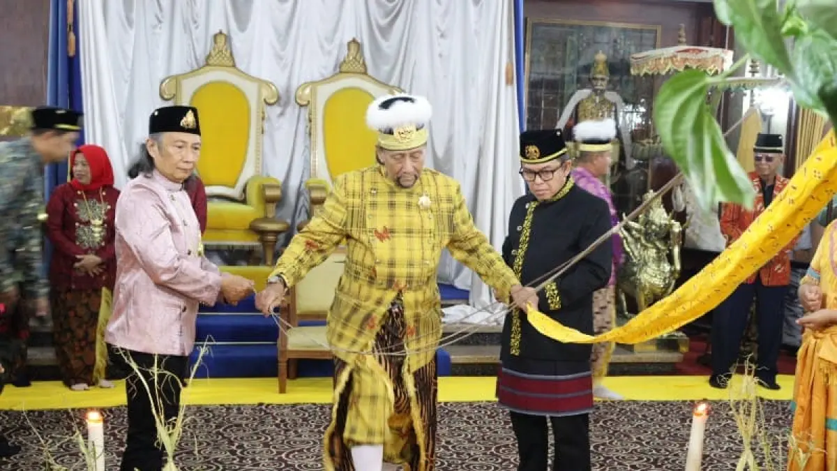 TRADISI: Sultan Kutai Kartanegara Ing Martadipura HM Aji Muhammad Arifin saat menjalani ritual Bepelas pada Erau 2024. (IST)