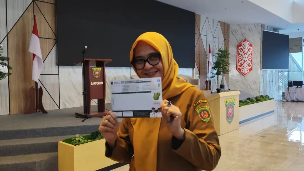 INOVASI: Nurrahmani menunjukkan kartu KEMAS yang diberikan kepada 137 pelaku UMKM binaan program PEKKA, yang digunakan untuk membeli tabung melon di pangkalan dengan harga HET dan kepastian pasokan, di sela peluncuran kartu KEMAS, ditung Arutala Bapperida Selasa (15/9).