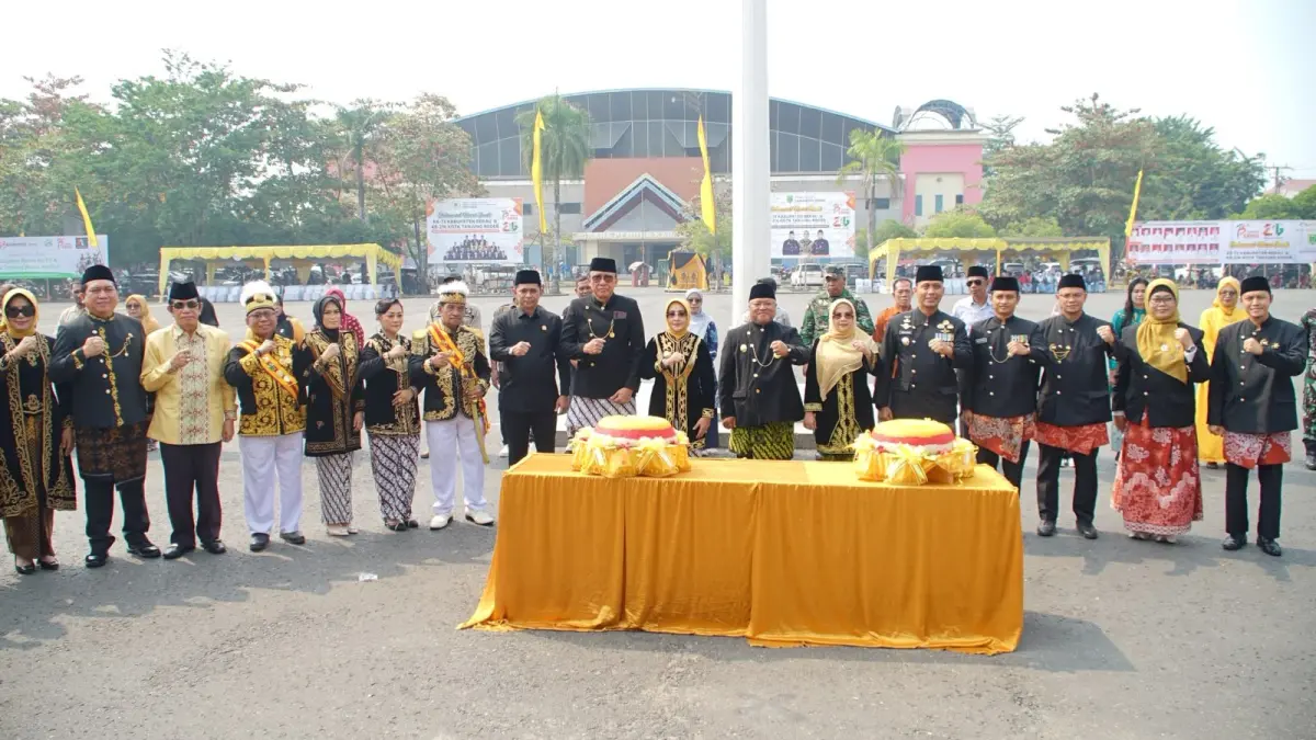 PERINGATAN: Bupati Berau Sri Juniarsih Mas bersama unsur Forkopimda, jajaran perangkat daerah, tokoh adat dan tokoh masyarakat dalam peringatan Hari Jadi ke-73 Kabupaten Berau dan Hari Jadi Kota Tanjung Redeb ke-216 di Lapangan Pemuda GOR, Selasa (15/9).
