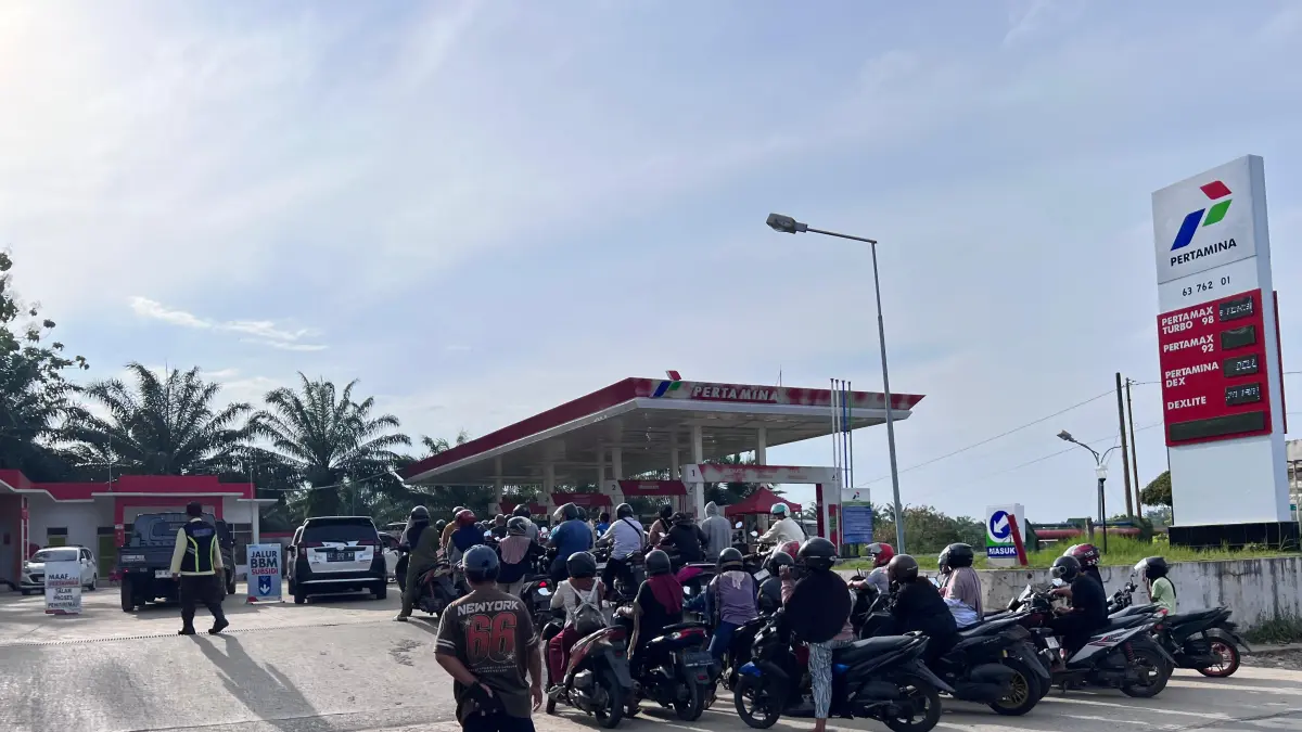Antrean di SPBU di Paser untuk BBM subsidi dan non-subsidi selalu panjang.