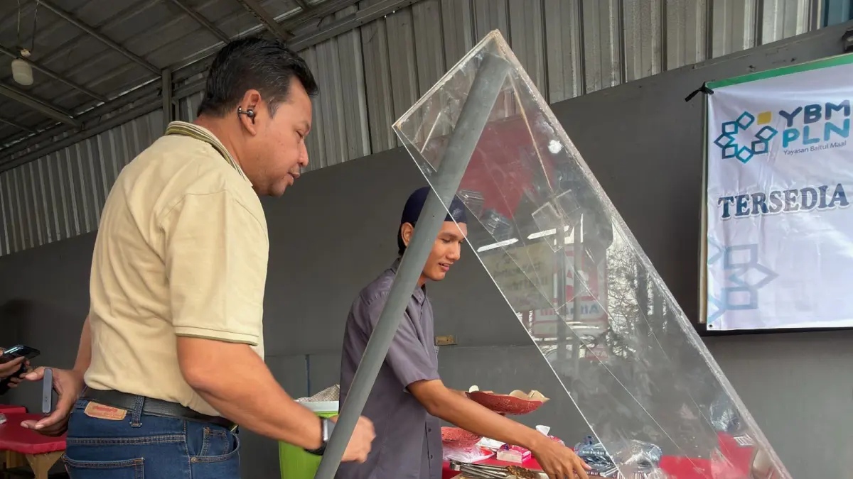CEK LAPANGAN: General Manager PLN UIP KLT Dewanto meninjau langsung aktivitas UMKM penerima manfaat bantuan YBM PLN UIP KLT di Balikpapan, Rabu (16/9).