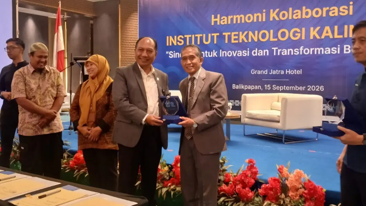 CENDERA MATA: Rektor Universitas Mulia Dr. Agung Sakti Pribadi SH MH bersama Rektor ITK Prof. Dr.rer.nat. Agus Rubiyanto MEngSc dalam prosesi serah terima plakat sebagai bagian dari pertemuan kerja sama kedua perguruan tinggi.