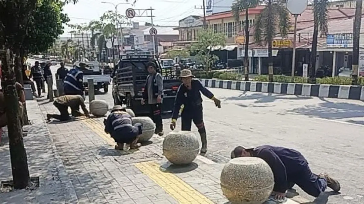 DIPERBAIKI:&nbsp;Bollard yang rusak di trotoar di Jalan MT Haryono mendapat penanganan tim Dinas PUPRK Bontang. (ADIEL KUNDHARA/KP)