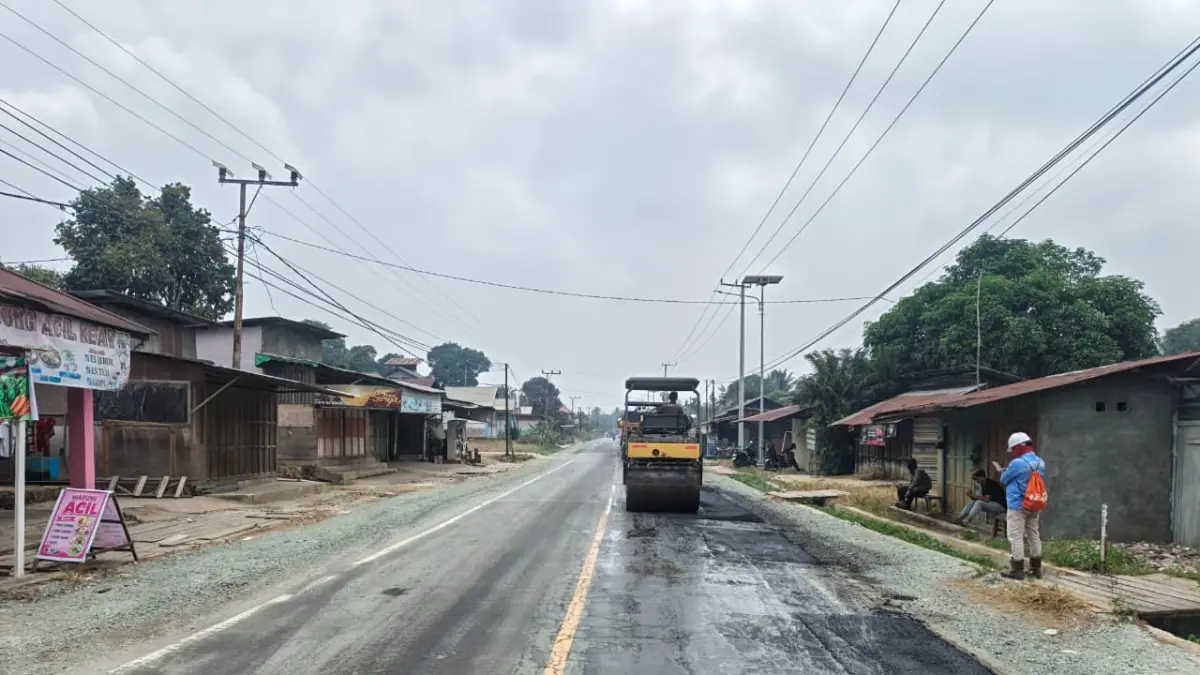 DIPERBAIKI: Ruas jalan di Kampung Keay sebelumnya berlubang-lubang saat ini sudah dilakukan kegiatan preservasi dengan sistem patching. (SUNARDI/KP)