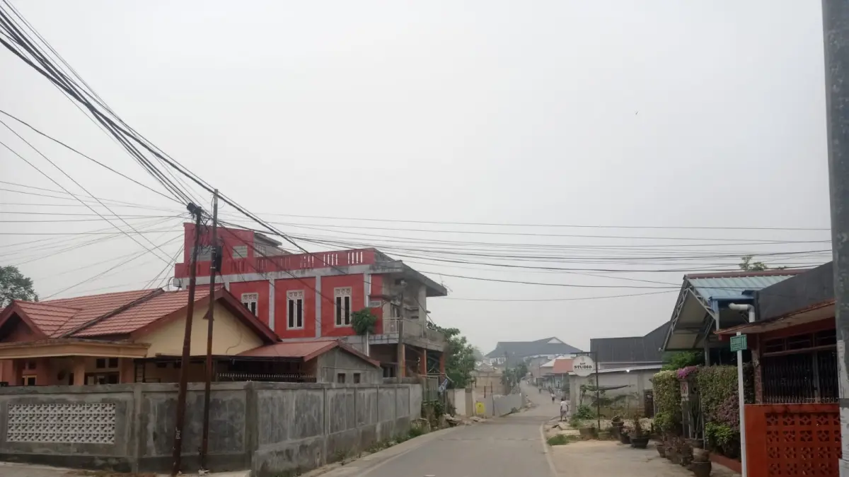 GANGGU JARAK PANDANG: Kota Bontang dipenuhi kabut yang terjadi sejak pagi hari. (ADIEL KUNDHARA/KP)