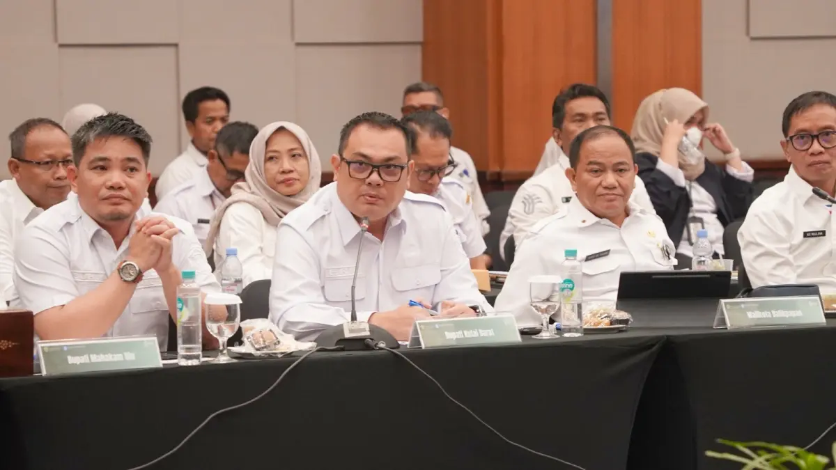 INVESTASI: Jajaran Pemkab Kubar, dikomandoi Sekda Kubar, Erik Victory saat hadiri High Level Meeting (HLM) Tim Percepatan dan Perluasan Digitalisasi Daerah (TP2DD di Samarinda.