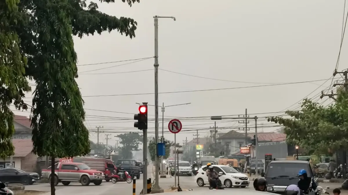 Kabut asap menyelimuti kawasan Sangatta, Kutai Timur, Rabu (16/9). Kondisi terlihat semakin pekat menjelang sore. (Jufriadi/KP)