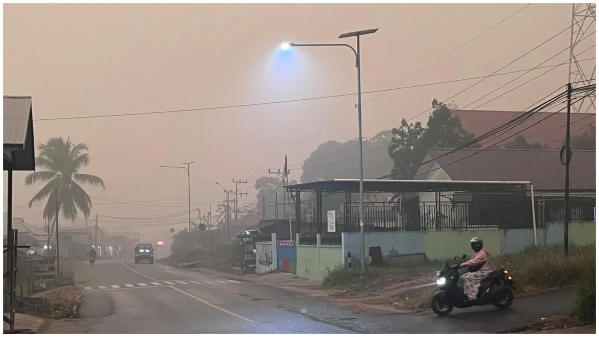 Kabut asap pekat menyelimuti kawasan Sendawar, Kutai Barat, Rabu (16/9/2026) pagi,